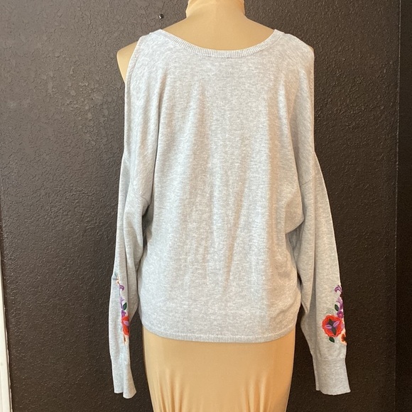 EXPRESS grey cold shoulder fine knit floral embroidered twist front sweater top - Picture 8 of 9
